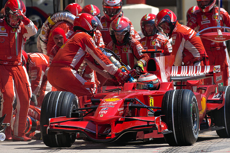 Despite the command has not yet been given, Kimi exits from pits and pulls a refueling mechanic with him