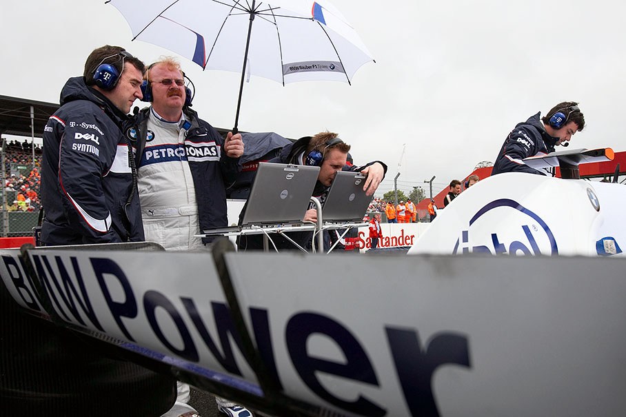 BMW Sauber engineers perform last preparations at the car on the grid