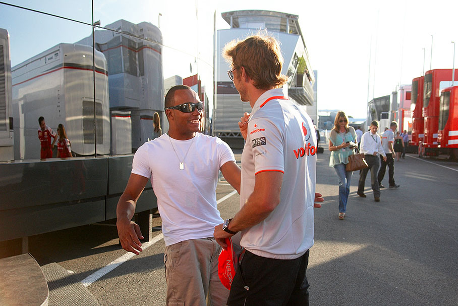 Lewis' brother Nicolas Hamilton chats with Jenson Button