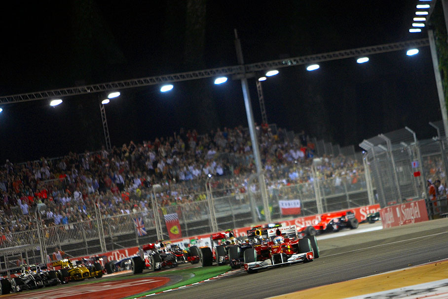 The start field takes the first chicane, Ferrari's Alonso in the lead