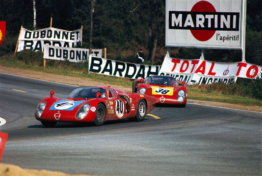Mario Casoni (I) and Giampiero Biscaldi (I) on Alfa Romeo T33/2 #75033-026 in front of Carlo Facetti's (I) and Spartaco Dini's (I) Alfa Romeo T33/2 #75033-018