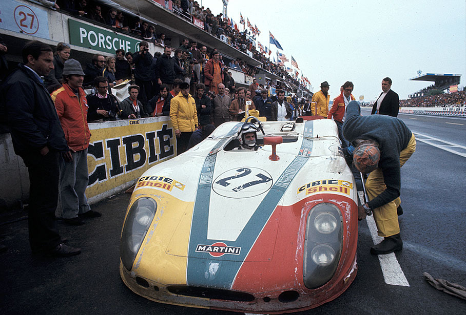 Team owner Hans-Dieter Dechent watches a pit stop of his Porsche 908/2L 005 #27 driven by Rudi Lins and Helmut Marko (A) which arrives third after 24 hours