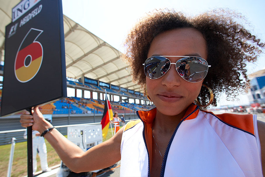 Heidfeld's grid girl hides her probably beautiful eyes behind mirror sunglasses