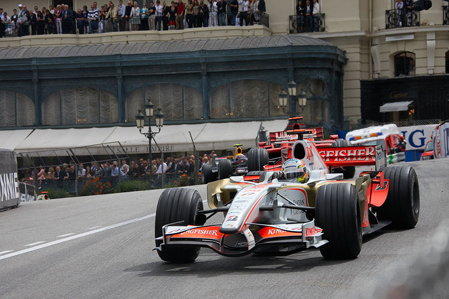 Race goes on after safety car phase, sliding Sutil still keeps his fourth place in front of Raikkonen and Webber