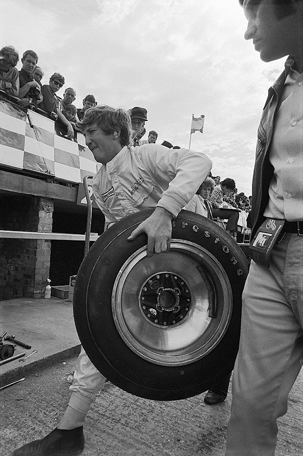 Jochen Rindt helps his pit crew, Silverstone 1969