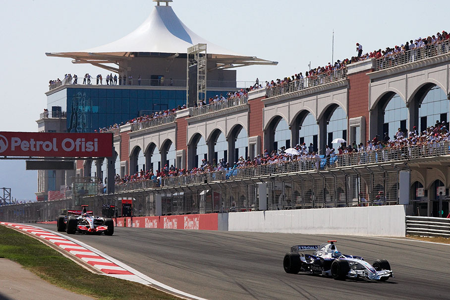 Nick Heidfeld in front of Alonso