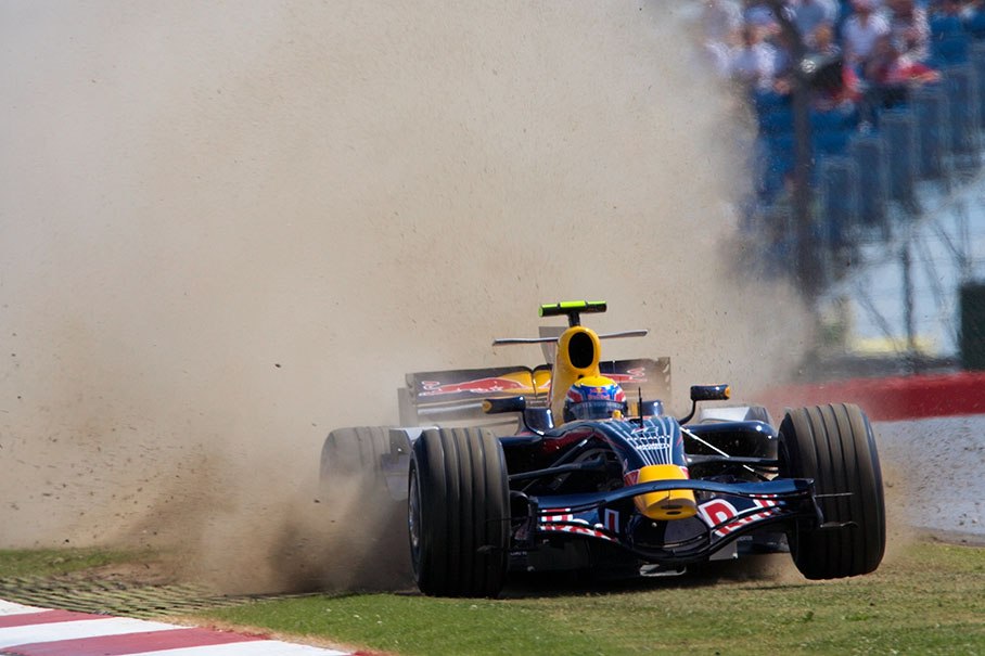 Mark Webber blows up dust behind a curb