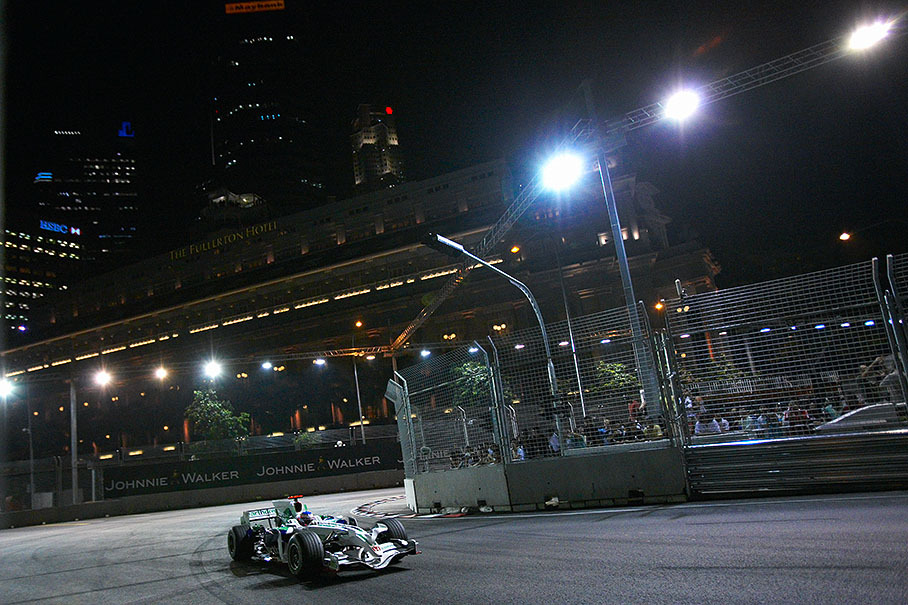 Jenson Button, Honda, in front of the classy Fullerton Hotel