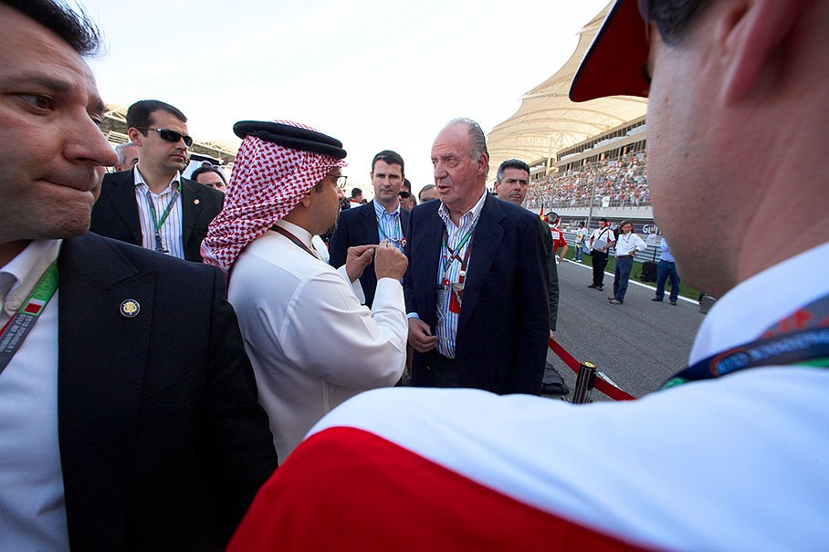 His Royal Highness Sheikh Salman bin Hamad bin Isa Al Khalifa, Crown Prince of Bahrain, talks on the grid before the race with His Royal Highness, King Juan Carlos of Spain, under protection of their alert bodyguards