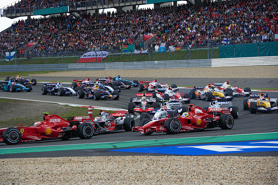 Start field squeezes through first corner