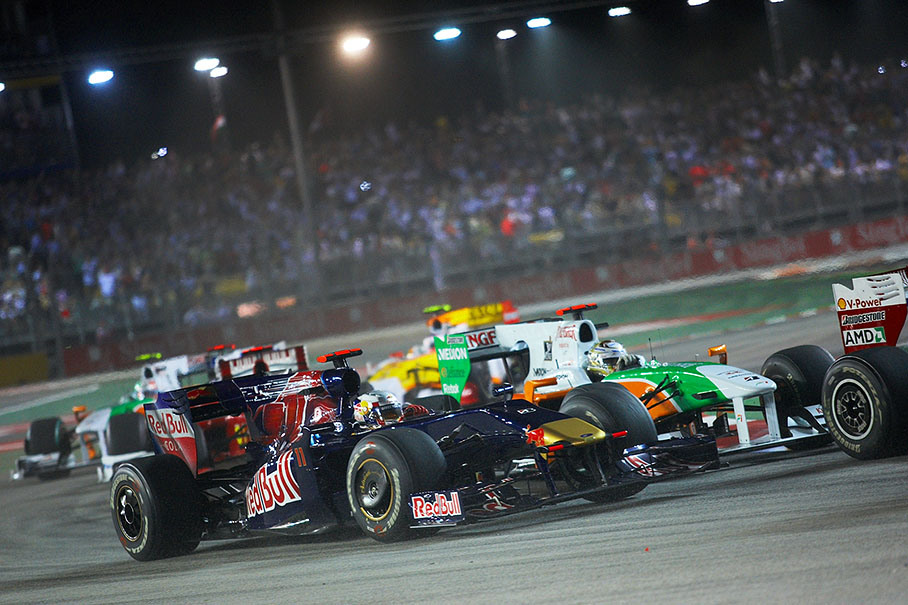 Jaime Alguersuari, Toro Rosso, side-to-side against Adrian Sutil of Force India