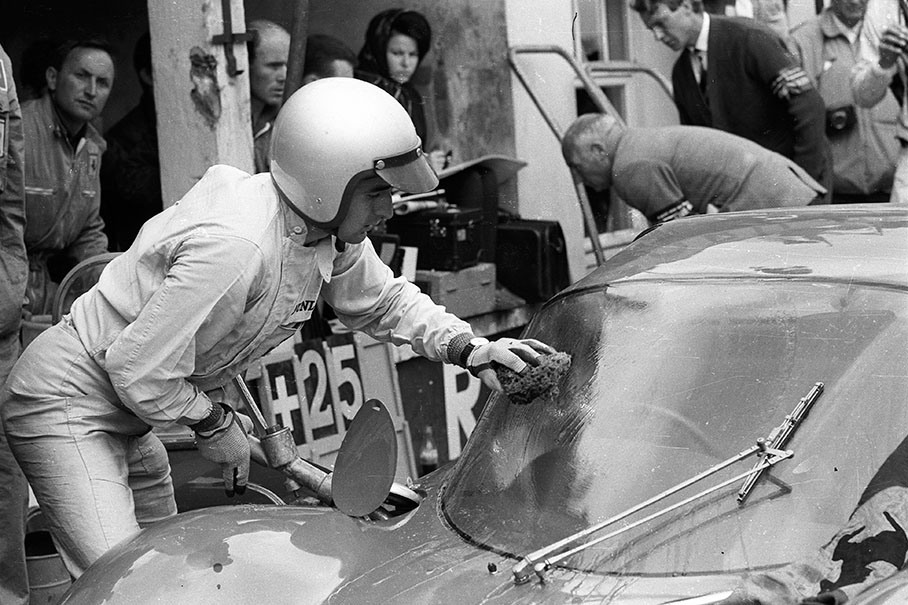 Lorenzo Bandini (I) refuels and cleans the windshield of the Ferrari Dino 166P #0834 himself