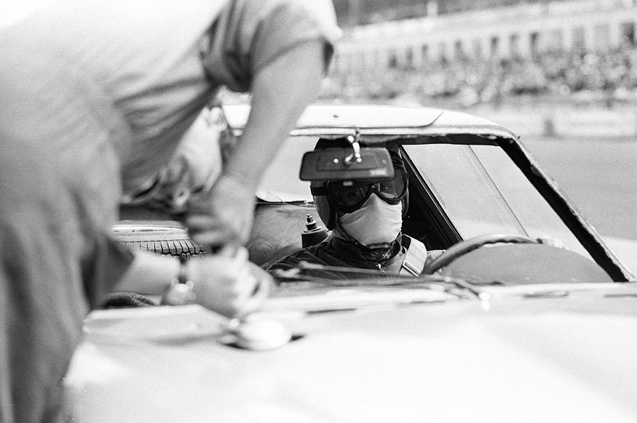 Autodelta's driver waits for his mechanic to finish the the repair job at the Alfa Romeo's water nozzle [Roberto Bussinello (I) and Carlo Zuccoli (I) on Alfa Romeo Giulia TZ2 entered by Autodelta]