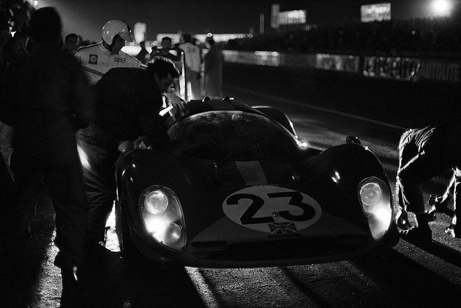 Nighly pit stop of Richard Attwood's (GB) and Piers Courage's (GB) Ferrari 330P3/4 #0854 entered by Maranello Concessionnaires