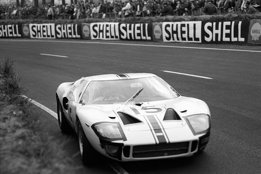 Guy Ligier (F) and Bob Grossman (USA) on Ford GT40 #1007, entered by Ford France