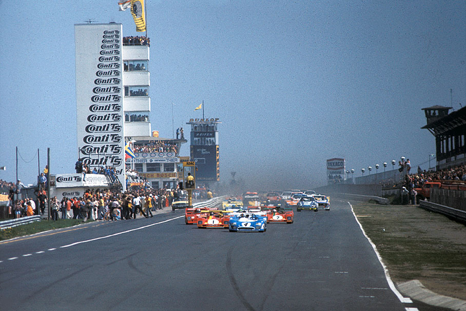 At the start of the race, the Matra-Simca MS670B 03 of François Cevert (F) and Jean-Pierre Beltoise (F) gains the lead