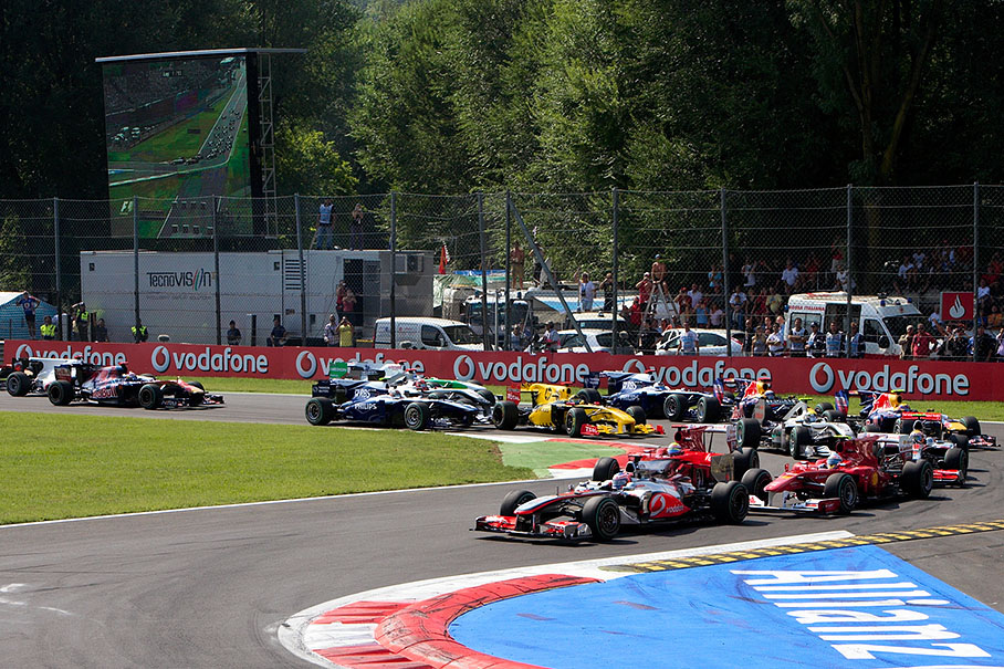 The start of the Italian Grand Prix 2010, Button in front of the two Ferraris