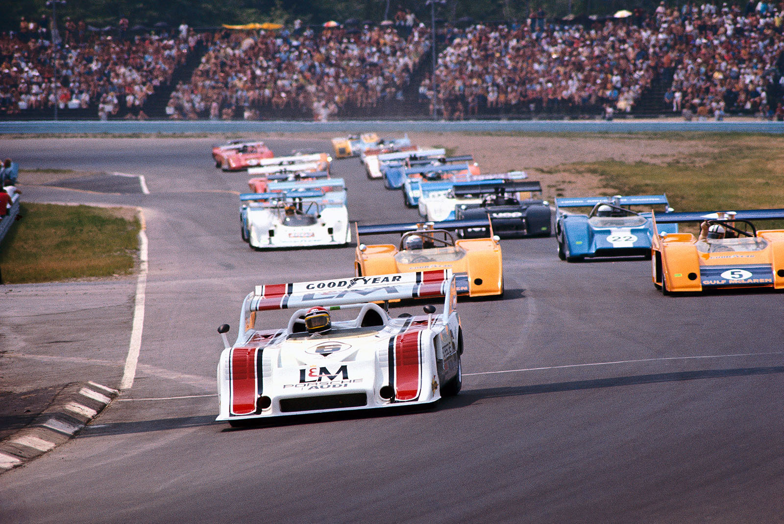 Can-Am, Watkins Glen 1972: George Follmer (USA) starts in a Porsche 917/10 TC in front of the two McLaren-Chevrolets