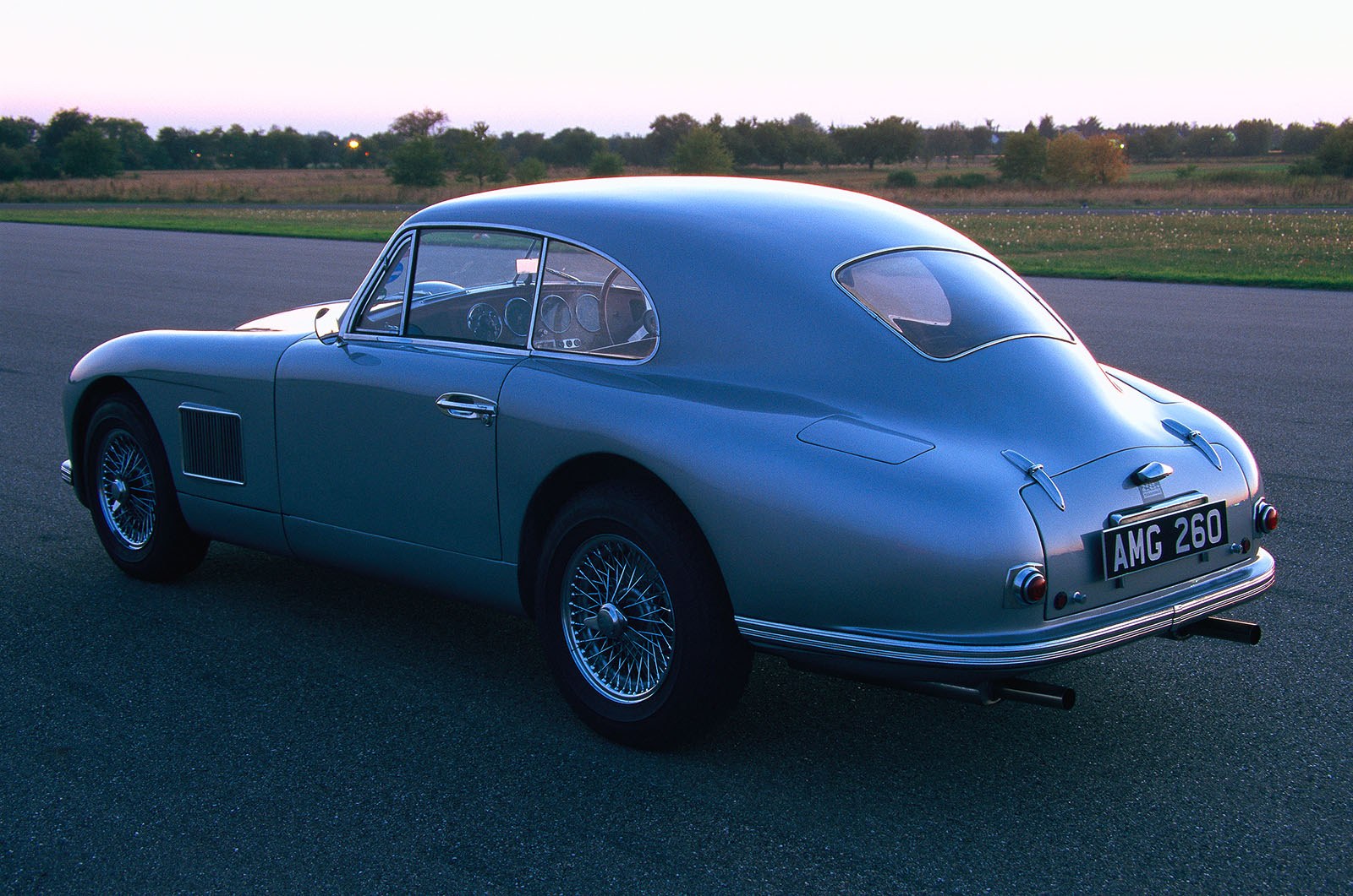 Beim Aston Martin DB2 LML/50/21 handelt es sich um die Nummer 21 der ersten 49 produzierten DB2 und um den ersten Aston Martin mit Vantage-Paket. Überhaupt wurden nur zwei Fahrzeuge dieser Serie als Vantage-Version ausgeliefert - die hier gezeigte an keinen geringeren als Briggs Cunningham.