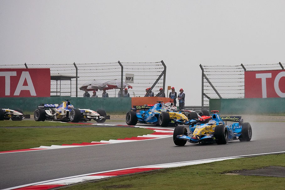 Both Renaults leading the starting field