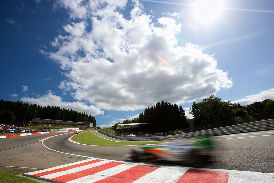 Giancarlo Fisichella, Force India, behind Raikkonen's Ferrari at Eau Rouge