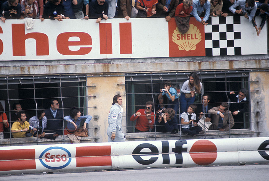 Jackie Stewart retires and walks back under clamour and whistles of the tifosi just after the start in Monza 1972, a failure in the transmission of the Tyrrell-Cosworth 005 caused him to stop