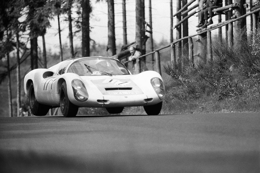 The jumping Porsche 910 007 S-ZL 123 of Udo Schütz (D) and Joe Buzzetta (USA)