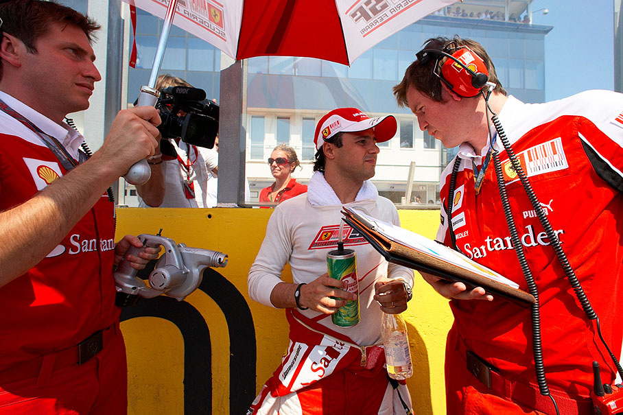Felipe Massa with his physiotherapist Matteo Orsi and Ferrari race engineer Rob Smedley on the grid before the race