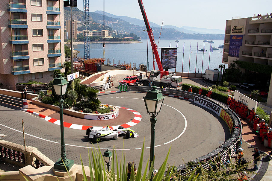 Rubens Barrichello in the Brawn Grand Prix Mercedes takes the hairpin in front of the Fairmont-Hotel (ex Loews, ex railway station)